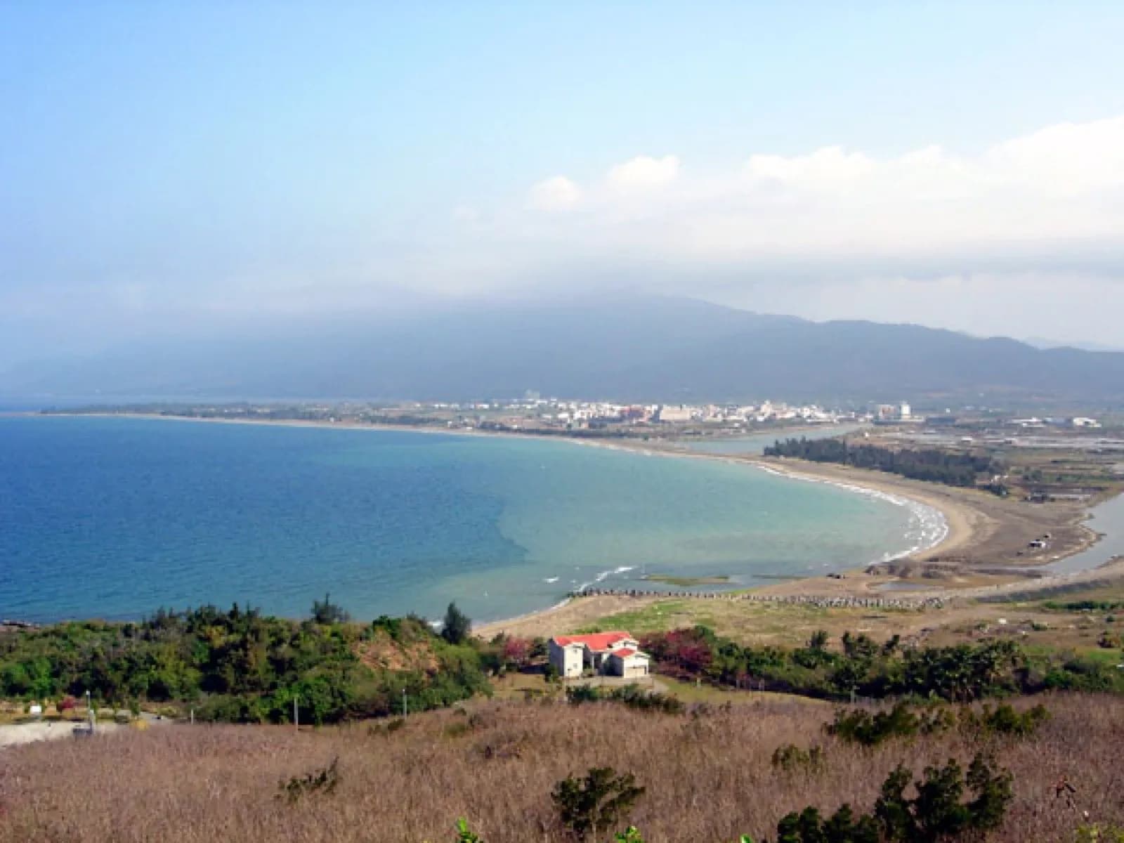 俯瞰車城灣弧形海岸線與海口沙灘